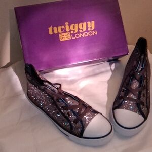 Twiggy of London, Pew, 10 M